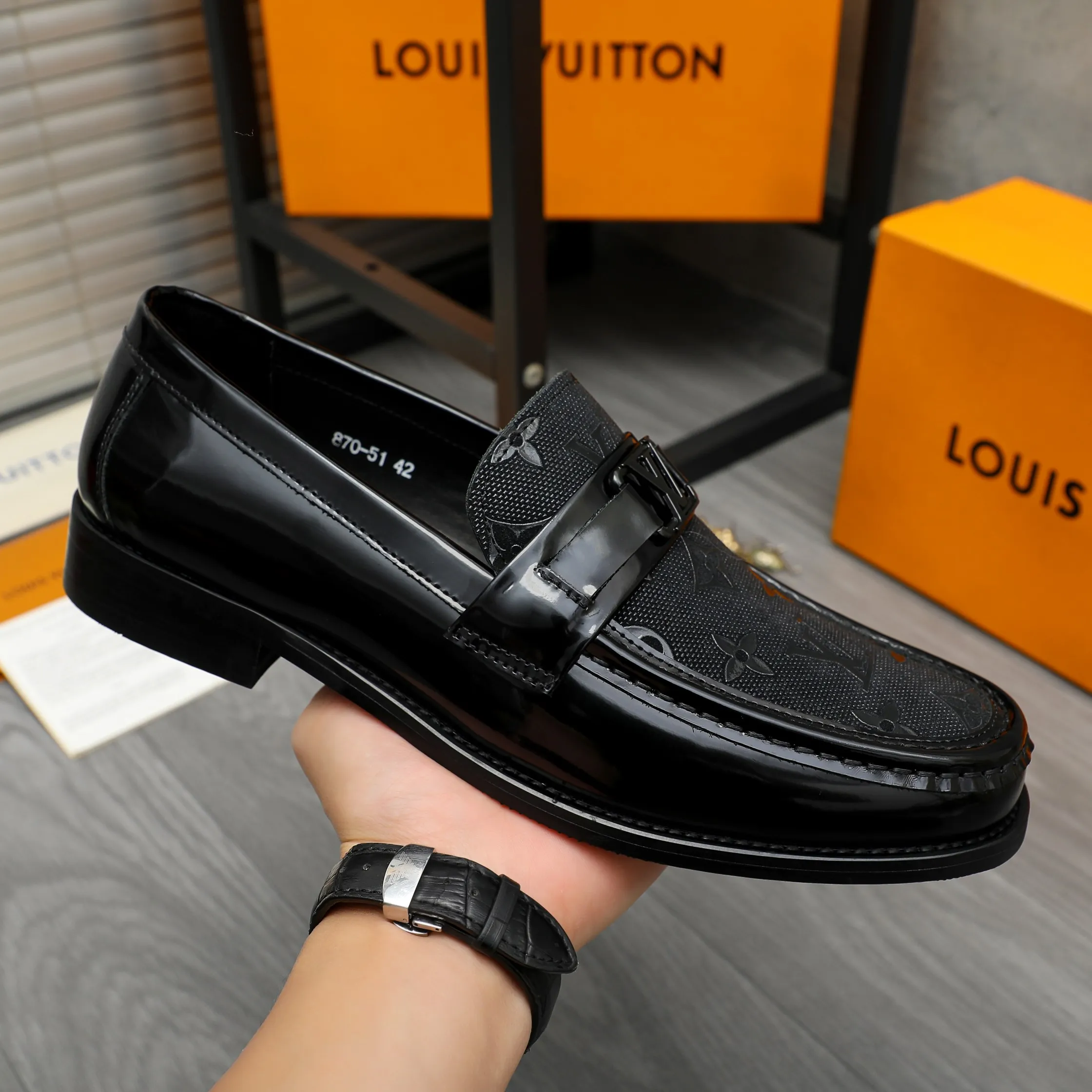 Men's shoes 💰p460 Product trademark: LV "Louis Vuitton" business slip-on leather shoes Regular size: 39-45 (45 is custom-made and non-returnable) Product materials: Selected embossed cowhide upper, cowhide lining, original rubber outsole